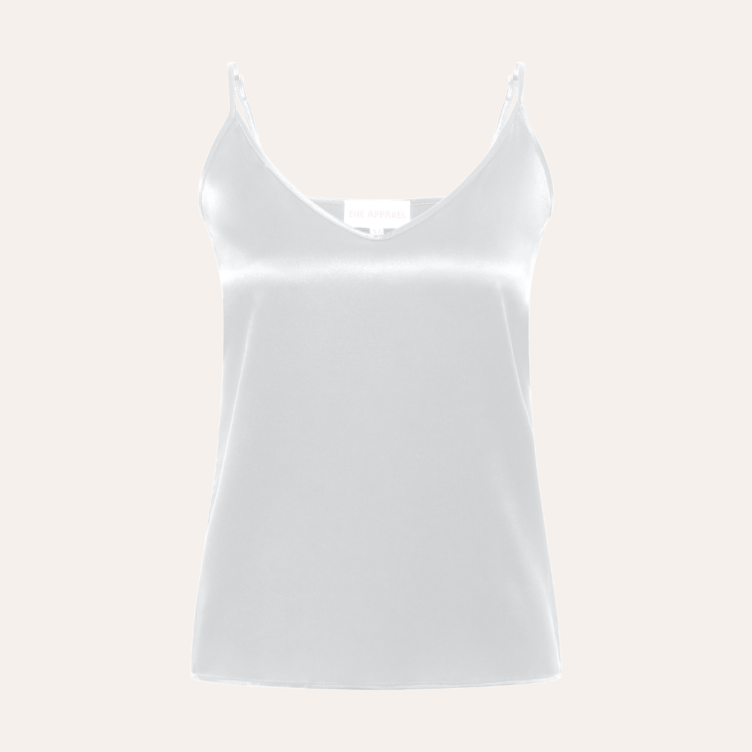 Charlotte 100% silk V-neck spaghetti strap top. Top Charlotte con tirantes finos y cuello en V 100% seda. Top Charlotte con scollo a V e spalline sottili in 100% seta. Charlotte-Top mit V-Ausschnitt und Spaghettiträgern aus 100 % Seide. Charlotte 100% 真丝 V 领细肩带上衣。 Haut à fines bretelles et col en V Charlotte 100% soie.