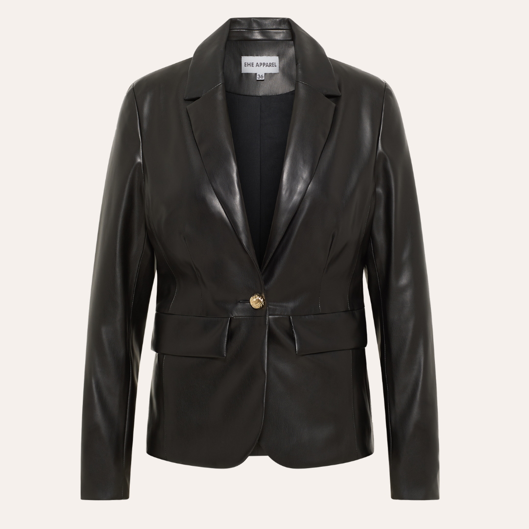 Zoé one-button vegan leather blazer. Blazer en cuir vegan à un bouton Zoé. Zoé 一粒扣纯素皮革西装外套。 Zoé Ein-Knopf-Blazer aus veganem Leder. Blazer Zoé in pelle vegana a un bottone. Americana Zoé de piel vegana de un botón.