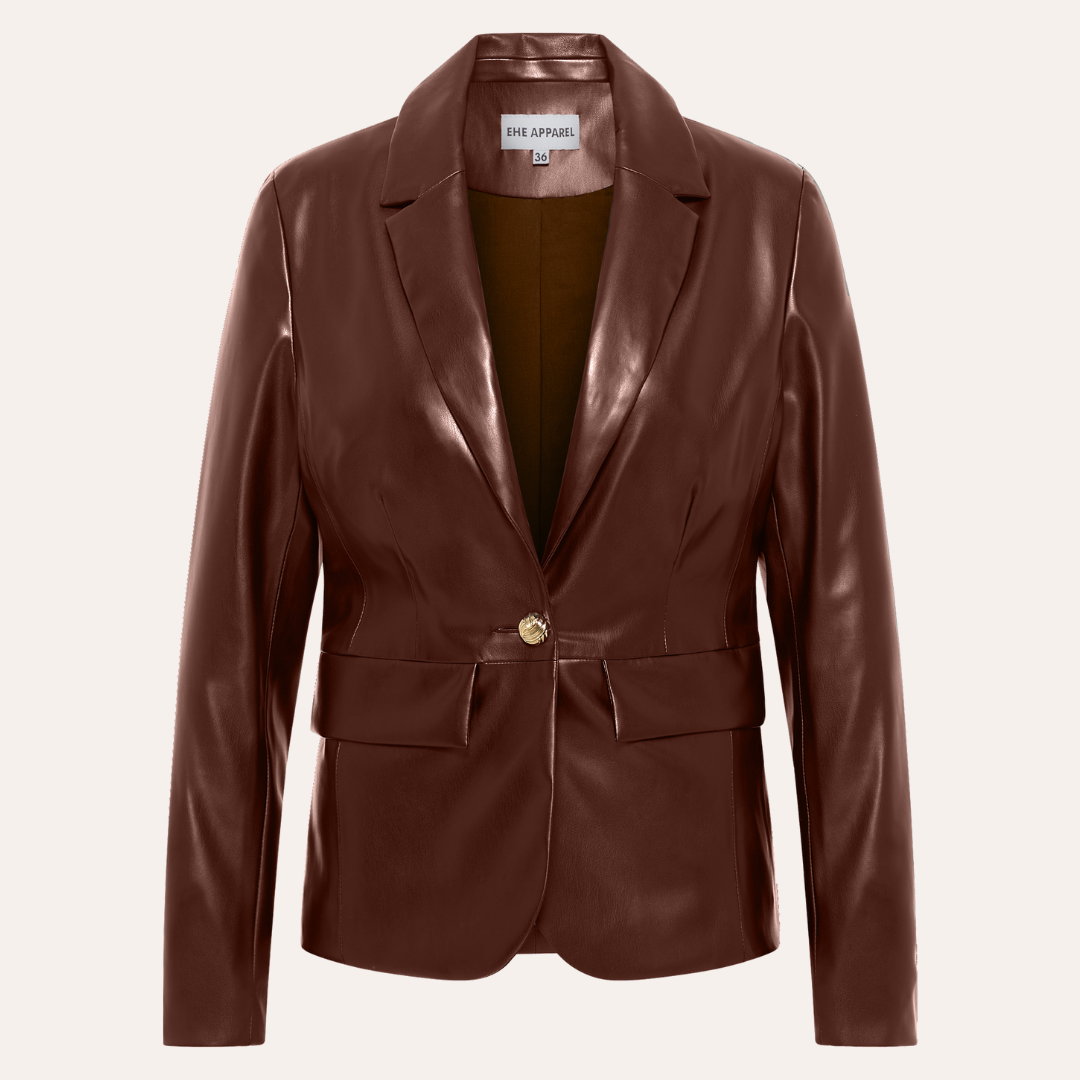 Zoé one-button vegan leather blazer. Blazer en cuir vegan à un bouton Zoé. Zoé 一粒扣纯素皮革西装外套。 Zoé Ein-Knopf-Blazer aus veganem Leder. Blazer Zoé in pelle vegana a un bottone. Americana Zoé de piel vegana de un botón.
